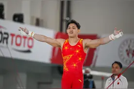 体操世界杯安塔利亚站：廖家磊获得单杠亚军图片