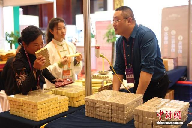 首届全国热敏灸大会暨艾博会举行 热敏灸机器人亮相