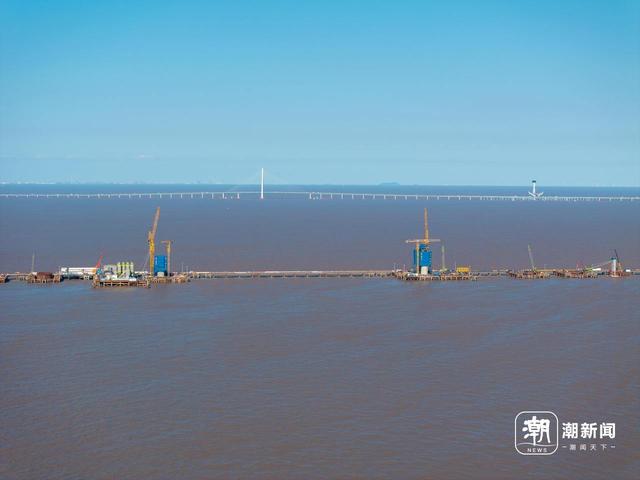 宁波：跨海铁路大桥主塔“拔节生长”