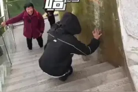 女子下山扶墙挪步，逗笑迎面上山的阿姨，网友：我要看阿姨下山的后续图片