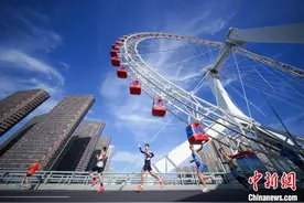 2024天津马拉松鸣枪开跑 3万跑者参赛图片
