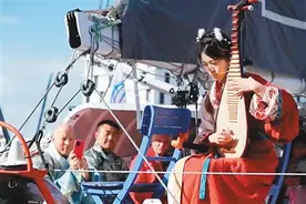 巴黎街头回响琵琶乐曲图片