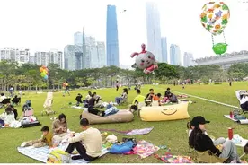 露营小帐篷折射一座城市的人文关怀广州：公园绿地请市民躺草坪图片