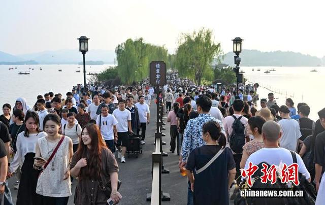 国庆中秋长假首日 杭州西湖景区人气旺