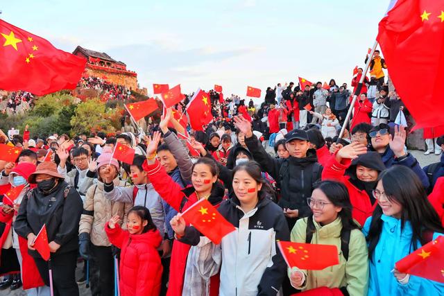 2025国庆日：泰山之巅气象万千 1.3 万游客齐聚泰山之巅，观日出、升国旗共庆祖国华诞