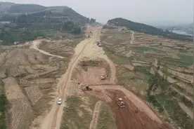 新泰市：国道205改建工程加速推进   路面铺筑全面展开图片