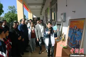 变废为宝 广西宾阳一中学以废弃木片作画材呈现“非遗”文化图片