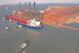 40万吨级矿砂船靠泊莆田东吴港区罗屿作业区图片