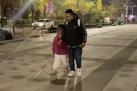 他每天跟踪女儿上下学……真相让人泪目！图片