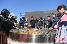 辽宁新民市上演百年民俗村辣白菜文化节 游客沉浸体验民族特色文化图片