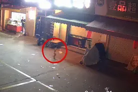 凌晨三点，2岁小女孩只穿着尿不湿走在街上……图片