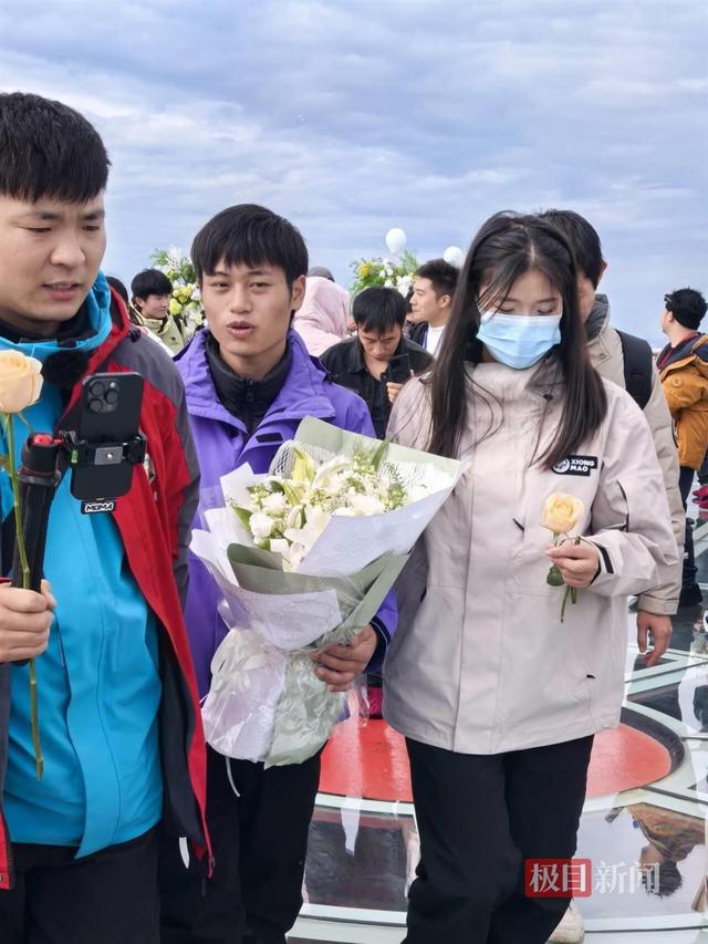 林北在海拔1520米山巅手持鲜花向女友表白：在一起5年6个月零3天，希望我们白头偕老