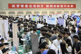 评论丨“事业单位招收应届生放宽至2年内”，值得更多效仿图片
