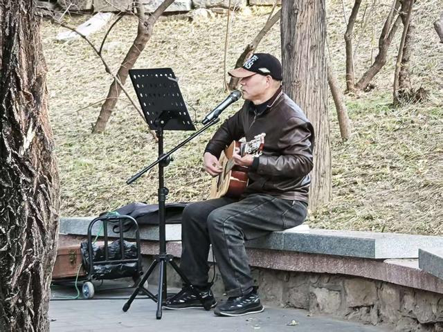 京城冬日迎暖阳，公园漫步享受闲适时光