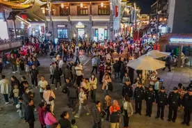 襄阳襄城公安全警在岗护航“五一”图片