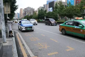 65岁能开出租，为打破职场年龄限制开个头 | 新京报社论图片