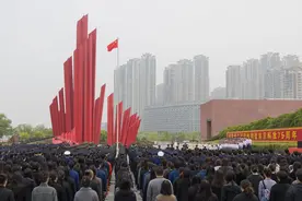 庆祝渡江战役胜利暨南京解放75周年升旗仪式在南京举行图片