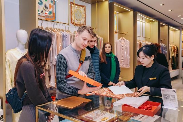 变身“可触摸的文化课堂”，杭州北山街City Walk惊艳外国友人