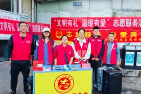 泰山区委社会工作部：“志愿红”点亮国庆，志愿者助力文明旅游新风尚图片