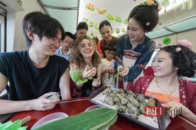 穿汉服包粽子，列车上热热闹闹过端午图片