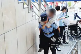 暖心护送！民警助力脚骨折考生顺利赴考图片