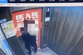惊险！牵狗绳被电梯门夹住，老人拽绳连人带狗被吊起又摔下图片