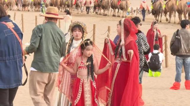 国庆假期鸣沙山月牙泉客流火爆