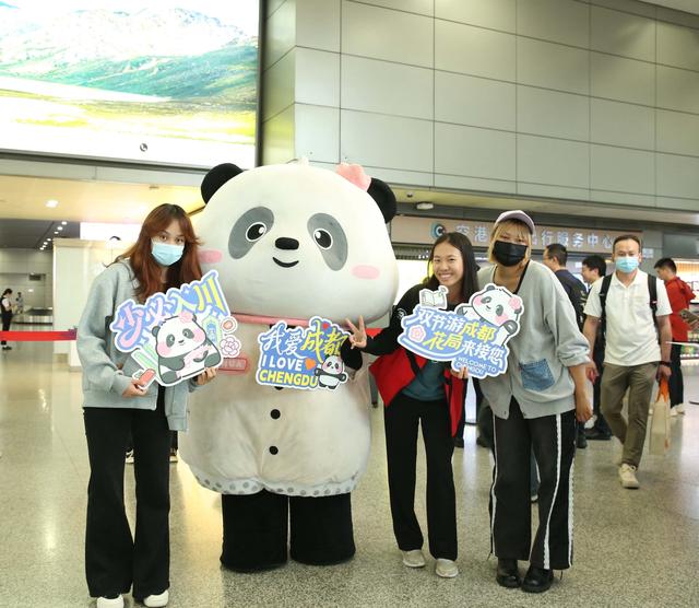 金秋十月去哪儿 万千气象成都行｜双节同庆迎游客 成都文旅“花局”机场送惊喜