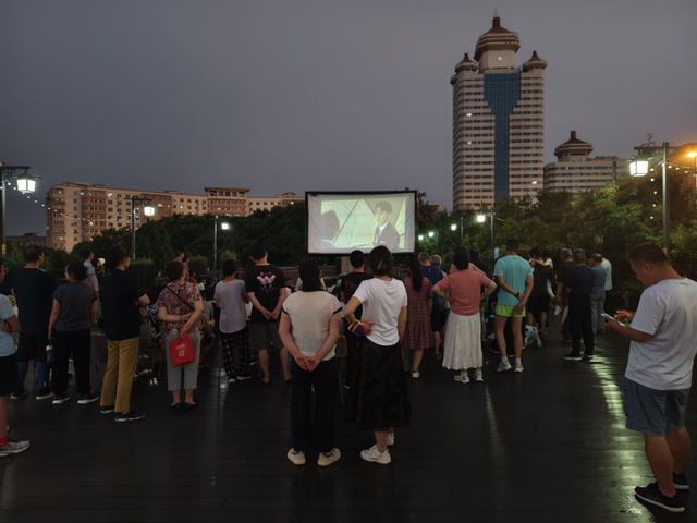 雨过天晴，晚霞里的露天电影