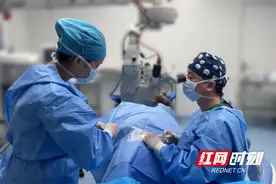 高度近视矫正不再困扰  晶体植入术解锁“颜值封印”图片