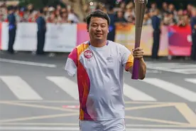 杭州亚运会火炬手宋懋璗：是志愿者也是火炬手 “独臂飞鱼”续写励志故事图片