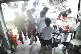 清晨早餐店的这一幕，感动了200多万网友图片