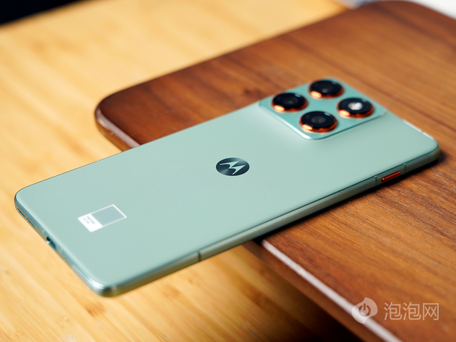 超纤薄设计，轻巧好手感 联想moto X70 Air评测