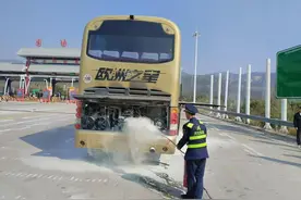 【河北】高速上的温情瞬间：专业应急处突 护航出行安全图片