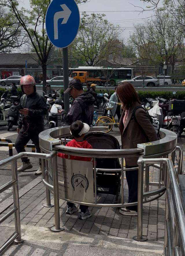 调查 | 浪漫骑行变“障碍跨越”，这些慢行空间有点尴尬