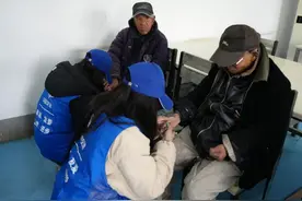 中交二公局叶鲁高速1标项目：最美中交蓝马甲 学习雷锋好榜样图片