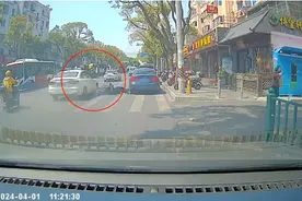 上海一轿车撞到外卖员并顶出数十米，交警回应：伤者已送医图片