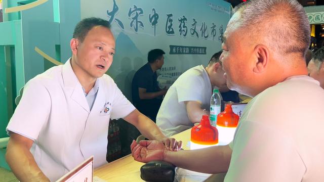 暑期消费乘“热”而上，夏日经济活力澎湃