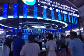 云端看南博丨科技感拉满！这个仿生人形机器人绝了图片