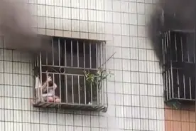 视频丨火场中女子抱紧孩童被困阳台，维修工与消防员合力救下图片