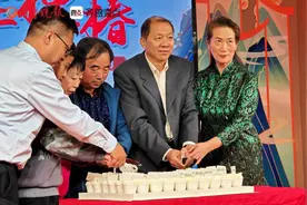 视频|九九重阳·爱在槿椿，两对金婚夫妇“秀恩爱”，家和万事兴图片