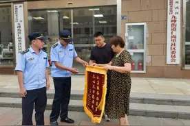 摊贩摆摊曾经摆到斑马线上，武汉光谷一街道整治见效后市民送锦旗图片