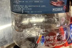 警示标志不明显 消费者用餐时误喝乙二醇图片