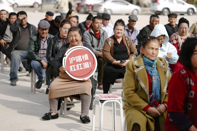 新民晚报“丝路燕语·海派文化大篷车”驶入巴楚乡村，村民直呼“幸福感爆满”