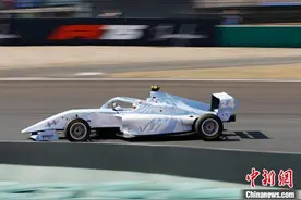 F1中国大奖赛开赛 汉密尔顿破纪录夺得冲刺赛杆位图片