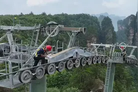 湖南张家界：高温维保索道 守护游览安全图片