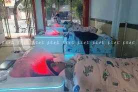 一边洗头一边按摩！玉林街头现AI智能洗头店图片