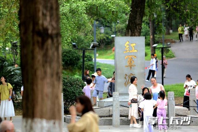 组图｜秋凉伴佳节 市民公园乐享节日时光