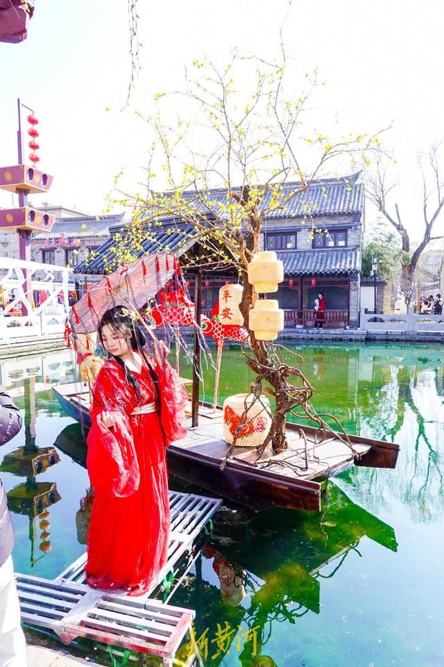 泉城新春汉服热 明代妆造体验火爆需排队