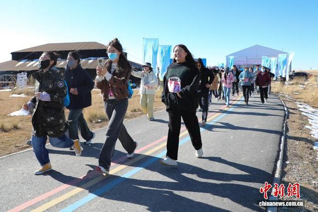青海刚察：徒步爱好者青海湖畔品冬肉迎重阳